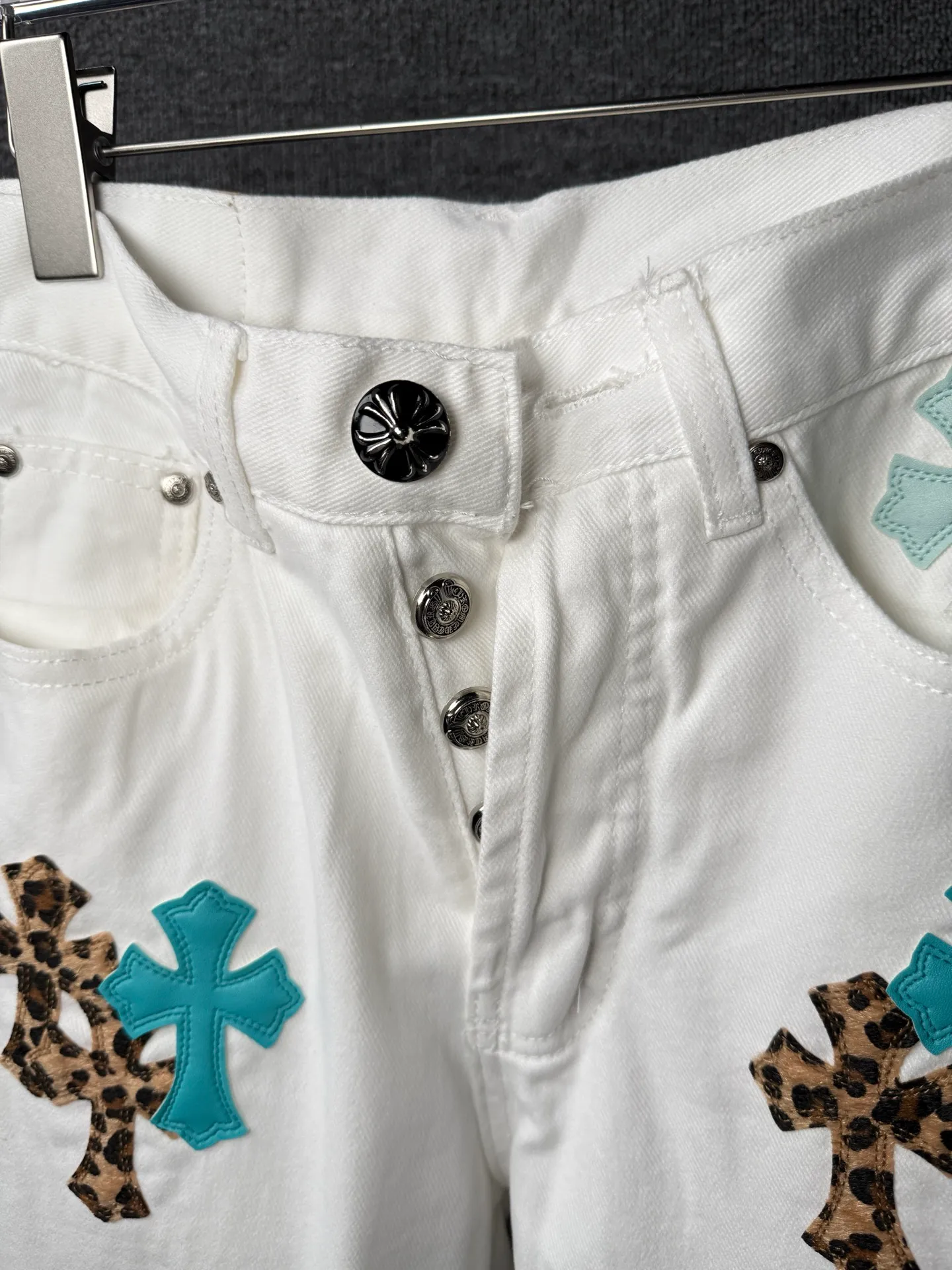 P260 💰 (Top version) Chrome Hearts/Chrome Hearts Classic daytime blue cow series colored leather cross washed color fabric unisex denim trousers Vibe style straight stacked god-level version Carbon fine bias denim color cloth Old vintage complete set of hardware - Chrome Hearts white cow series The high version uses high-ounce custom fabrics, fermentation washing and soft color fixation, soft and thick to wear, the details are all made by hand-polished craftsmanship, all-over printed jacquard fabric Unique design style. Through multiple processes to create a full retro feel. Unique niche non-contrast shirt. Customized distressed spray-painted buttons. Craftsmanship in every detail. Color: blue leather leopard print. Size: 28-30-32-34 (corresponding to S-M-L-XL)
